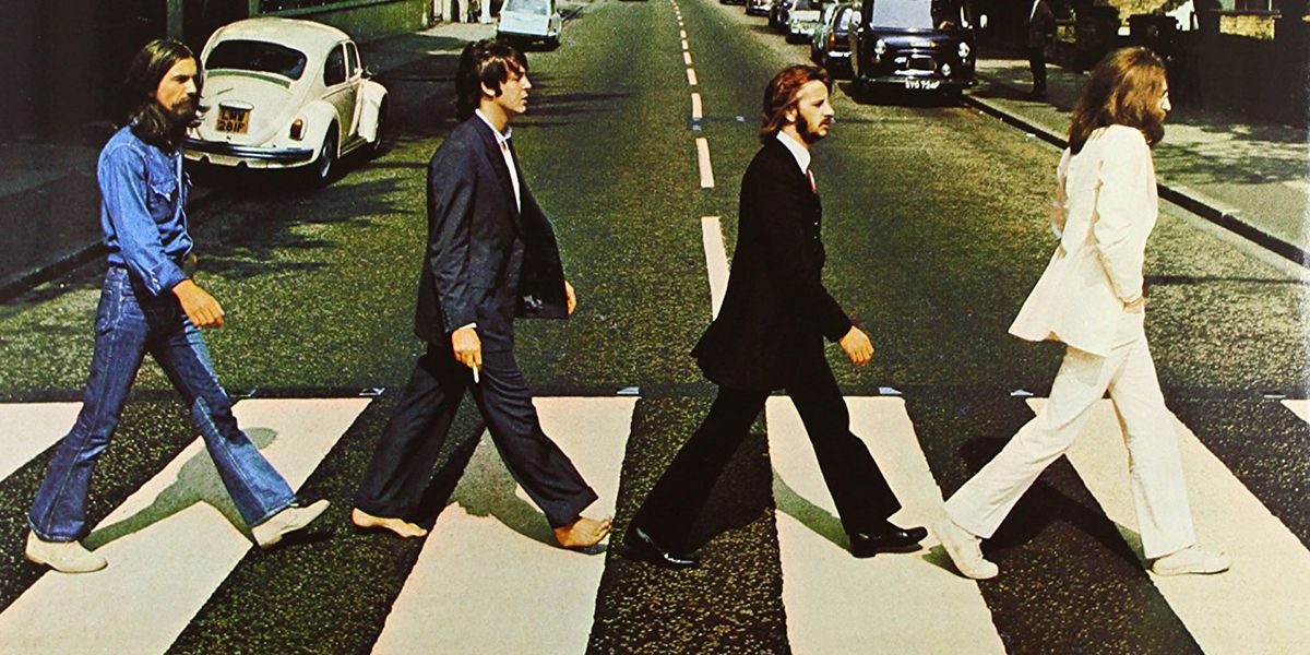 i Beatles attraversano la strada sulle strisce pedonali